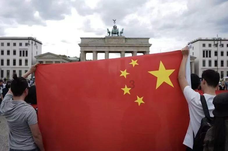 救援受困的小恐龙